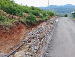 Miris !!! Pekerjaan Jalan Hotmix Watunggong-Lengko Ajang Diduga Dikerja Asal Jadi Oleh CV Mitra Mbepa