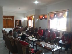 Aktivis GMNI Cabang Manggarai Jumpai Ketua Dewan Paul Peos Bahas Banyak Hal