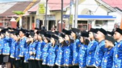 Penjabat Sekda Lambert Paput Serahkan SK ke 991 P3K Paruh Waktu di Ruteng