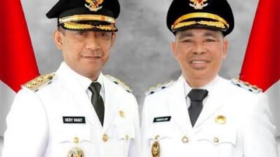 John Bosco Kabid Bina Marga Dinas PUPR Kabupaten Manggarai Tengah Mengukur Jalan dari Goloworok – Cancar Hari Ini, Bupati Hery Nabit Akui Bakal Dihotmiks Lagi 5 Km Tahun 2026