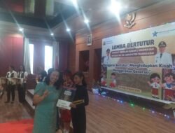 Bunda Literasi, Ibu Meldy Hagur Beri Uang Rp5 juta untuk Louisa B. Dakul Juara 1 Lomba Tutur Tingkat Kabupaten Manggarai
