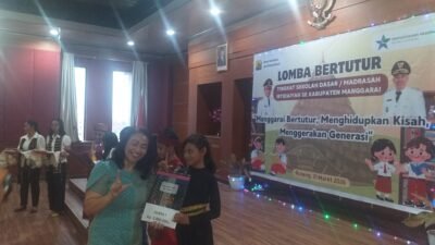 Bunda Literasi, Ibu Meldy Hagur Beri Uang Rp5 juta untuk Louisa B. Dakul Juara 1 Lomba Tutur Tingkat Kabupaten Manggarai
