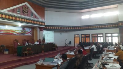 Dewan Lexy Armanjaya Pimpin Rapat DPRD bersama Bagian Hukum dan DPMPTSP Bahas Ranperda Penanaman Modal Kabupaten Manggarai
