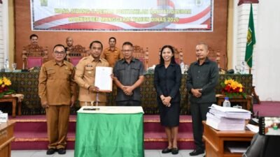 Legislatif dan Eksekutif Kabupaten Manggarai Tetapkan Ranperda Industri dan Penanaman Modal menjadi Perda